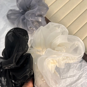 Elegante mesh haarelastiekjes met parels in zwart, wit en grijs organza weefsel