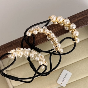 Lot de trois chouchous fleurs en perles blanc crème avec détails en métal doré