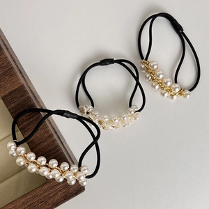 Détails des chouchous perles et fleurs avec chaînes dorées et élastiques noirs
