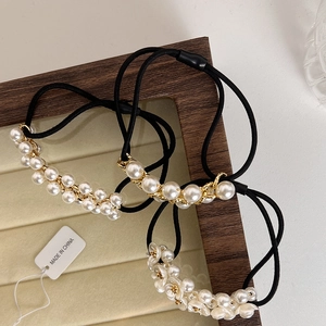 Détails d'un ensemble d'élastiques à cheveux perles et fleurs sur plateau