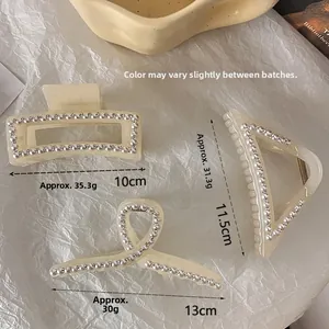 Vue détaillée de trois pinces à cheveux crème avec perles et strass de différentes formes