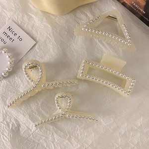Lot de quatre pinces à cheveux françaises en résine crème avec perles et strass élégants