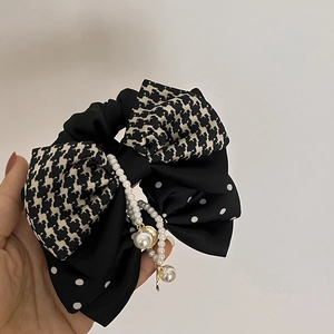 Chouchou élégant style français avec nœud à motif pied-de-poule et perles blanches