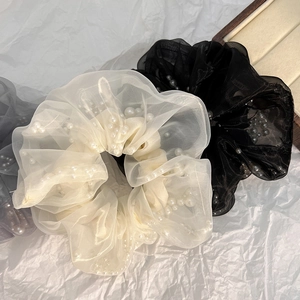 Elegante organza haarelastiekjes met parels in crème, zwart en grijze kleuren