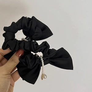 Chouchou élégant en satin noir avec pendentif perle blanche et ruban élastique