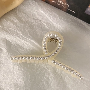 Détails de la grande pince à cheveux crème ornée de perles et de strass brillants