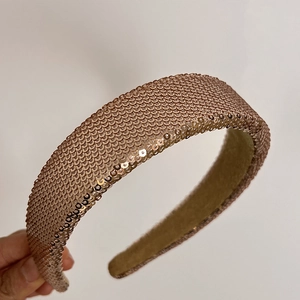 Detailed close-up of rose gold sequin headband with thick sponge padding and anti-slip velvet