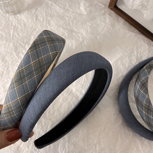 Vue détaillée de la texture du bandeau en éponge bleu denim à carreaux et uni