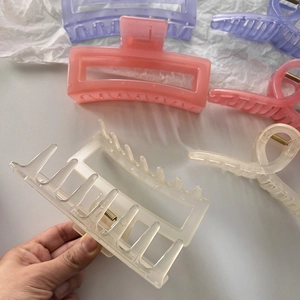 Detail showing 13cm translucent matte hair claws with strong metal springs for thick hair