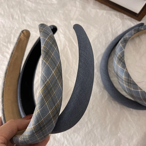 Détail d'un serre-tête en tissu écossais bleu avec doublure antidérapante et style vintage