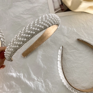 Nahaufnahme von Perlen- und Strass-Haarreifen mit weichem Samtfutter-Detail