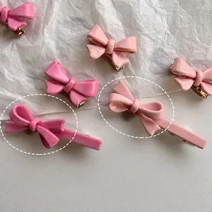 Barrettes à cheveux avec nœud rose en diverses nuances et socles métalliques dorés