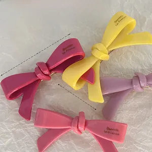 Détail de barrettes nœuds colorées avec texte Barrette La France et dimensions précises