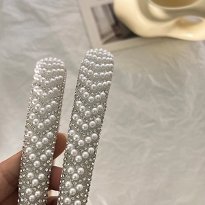 Nahaufnahme von eleganten Perlen- und Strass-Haarbändern mit V-förmigem Inlay-Muster