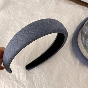 Texture détaillée du serre-tête éponge bleu denim avec doublure noire antidérapante