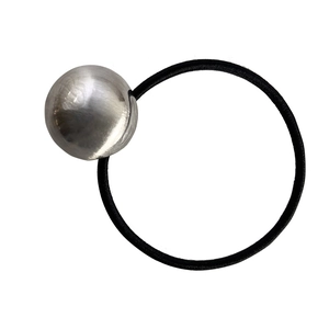 Élastique à cheveux noir minimaliste avec une élégante boule métallique argentée