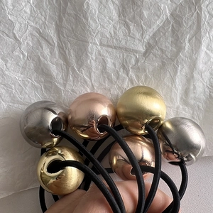 Lot d'élastiques cheveux avec boules métalliques argentées, dorées et or rose brillantes