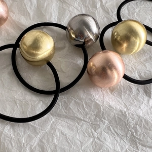 Détails d'élastiques à cheveux avec sphères métalliques en or, argent et or rose brossé