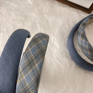 Détail de serre-têtes en éponge bleu denim à carreaux et unis avec design rembourré large