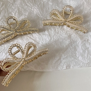 Elegante Haarspangen in Schleifenform mit Perlen und Strass auf weißem Hintergrund