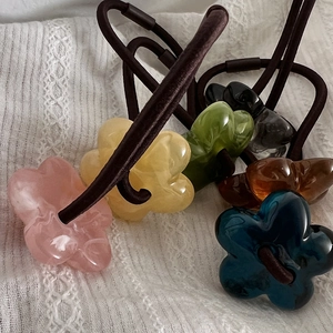 Set bunter Haarspangen aus Harz mit Tintenstruktur und elastischen Bändern für Damen