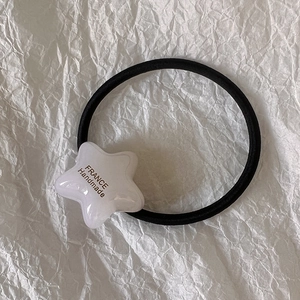 Détail de l'élastique étoile avec inscription France Handmade sur fond blanc froissé