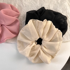Drei elegante Chiffon-Haargummis in Pink, Schwarz und Beige für ein stilvolles Haarstyling