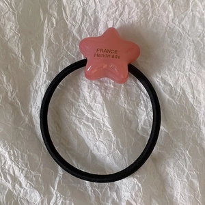 Détail de l'élastique étoile rose avec texte France Handmade sur bande élastique