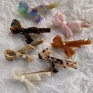 Dettaglio del set di 7 fermagli per capelli a fiocco in acetato colorato fatti a mano