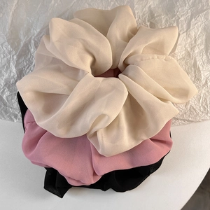 Drei übergroße Chiffon-Haargummis in den Farben Beige, Rosa und Schwarz