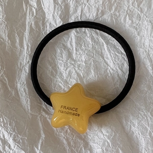 Détail de l'étoile jaune en résine avec texte France Handmade sur élastique noir