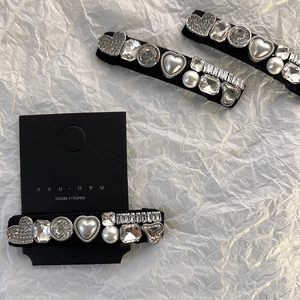Ensemble élégant de barrettes à perles et cœurs en strass sur base en tissu noir