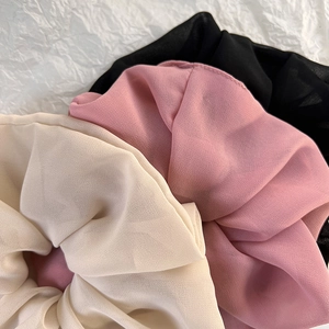 Detailansicht von drei übergroßen Chiffon-Haargummis in Beige, Rosa und Schwarz