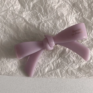 Détail de la barrette nœud lavande avec texte doré Barrette La France