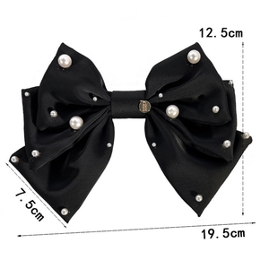 Détail du grand nœud papillon en satin noir de 19,5 cm avec perles et étiquette dorée