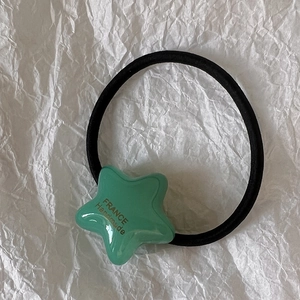 Gros plan sur l'élastique étoile en acrylique vert avec lettrage doré France