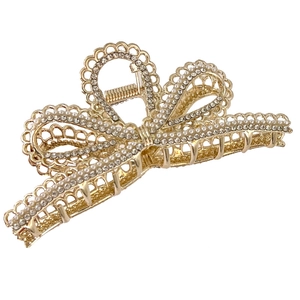 Eleganter goldener Schmetterlings-Haarclip mit Perlen und Straßsteinen auf weißem Grund
