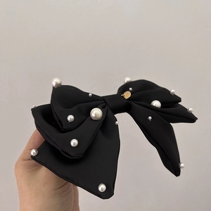 Barrette à cheveux élégante en satin noir avec perles blanches et boucle centrale