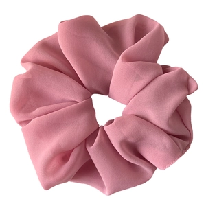 Eleganter übergroßer rosa Chiffon-Haargummi mit Plissee-Struktur für Frisuren im französischen Stil