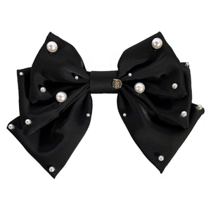 Barrette élégante en satin noir ornée de perles blanches et d'un petit charm doré