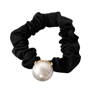 Chouchou noir style français avec grande perle blanche pour une coiffure élégante