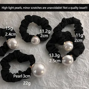 Lot de 5 chouchous noirs en tissu avec grandes perles blanches de différentes tailles