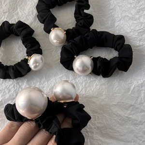 Chouchou noir élégant avec grandes perles blanches et tissu brillant pour cheveux