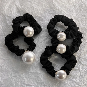 Lot de cinq chouchous en satin noir ornés de grandes perles blanches élégantes