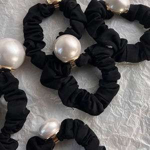Chouchou noir élégant avec grandes perles blanches et base en métal doré pour femmes