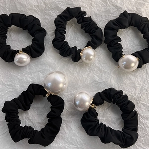 Lot de 5 chouchous noirs avec grandes perles blanches et attaches en métal doré