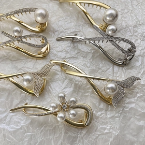 Détails de pinces à cheveux en alliage avec perles et strass sur motif en queue de poisson