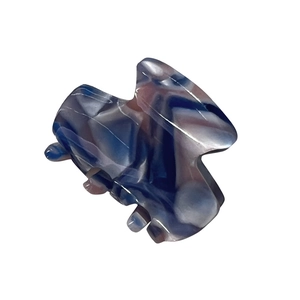 Pince à cheveux élégante en acétate avec motif marbré bleu et violet sur fond blanc pur
