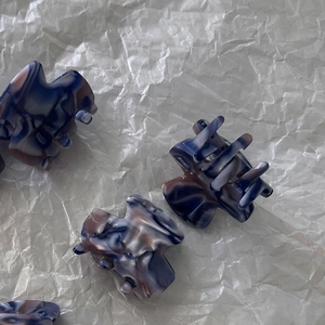 Petite pince à cheveux vintage en acétate avec motif marbré bleu foncé et ambre