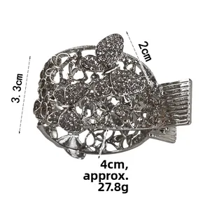 Vue détaillée de la pince à cheveux en strass argenté avec dimensions 4 cm de largeur